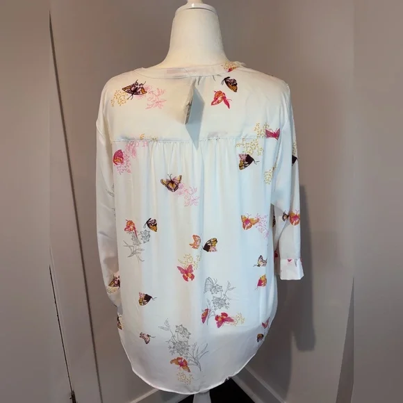 Torrid “Harper Butterflies” Blouse • Size 2 • White / Butterfly Print - Picture 4 of 16